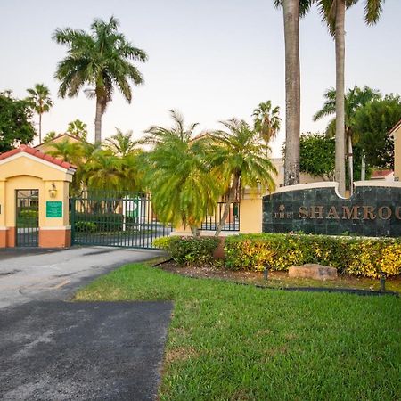 Beautiful 2/2.5 Condo W/Free Parking Fast Wifi Miami Extérieur photo